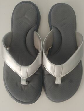 Olukai Ohana  Metallic Silver Foam Comfort Thong Sandals Size 8